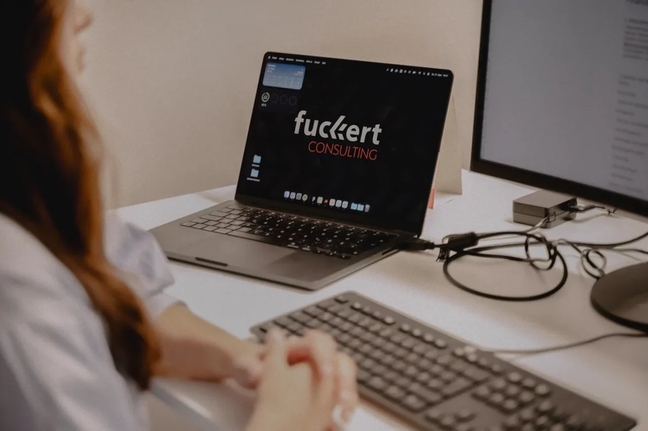 Visualisierung des Markenauftritts von Fuckert Consulting – Designansatz