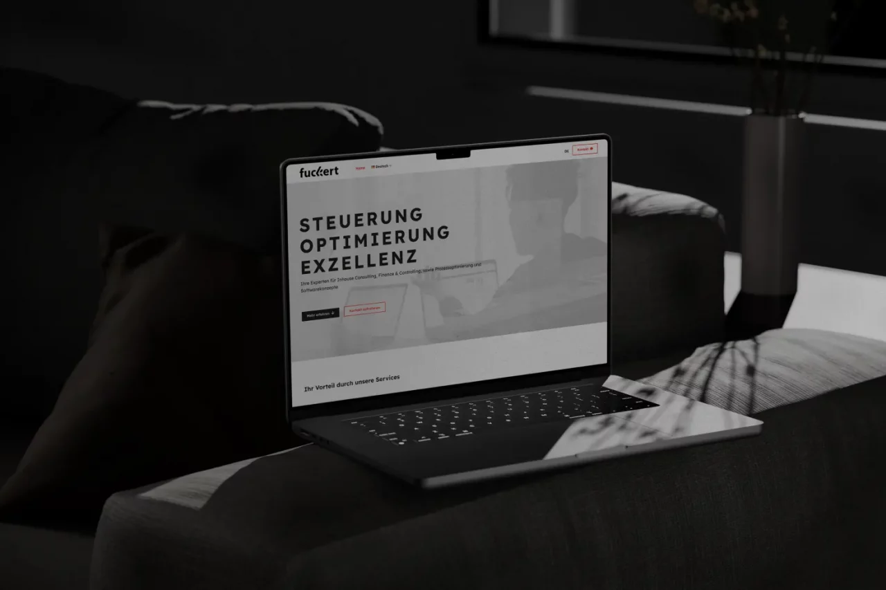 Webdesign Projekt für Fuckert Consulting, Darstellung der Webseite von Fuckert Consulting auf einem Laptop