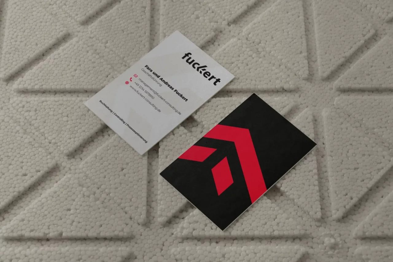 Branding Projekt für Fuckert Consulting, Darstellung einer beidseitig bedruckten Visitenkarte mit dem Design von Fuckert Consulting